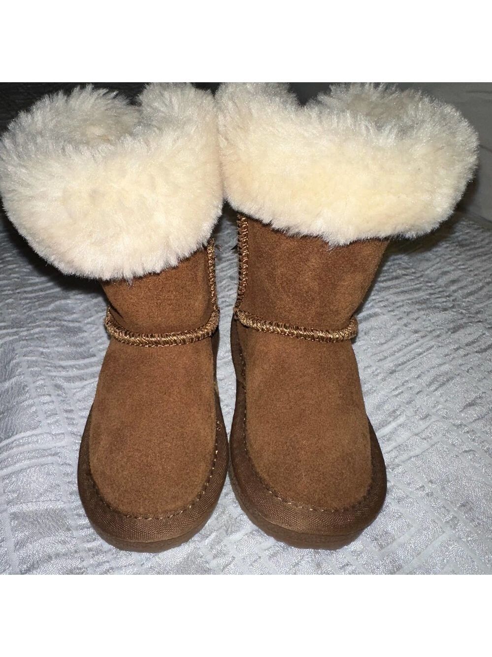 NWOT Child Size 7 Lamo Apres Bow Boot